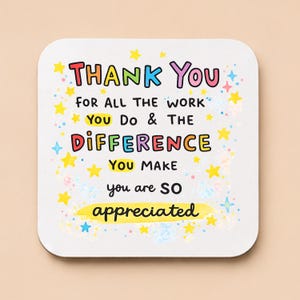 Può includere: Un sottobicchiere quadrato bianco con angoli arrotondati che presenta il testo colorato THANK YOU FOR ALL THE WORK YOU DO & THE DIFFERENCE YOU MAKE you are SO appreciated, circondato da piccole stelle gialle e scintille azzurre su uno sfondo chiaro.