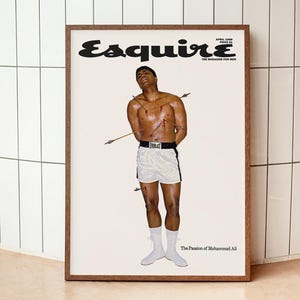 Può includere: Copertina della rivista Esquire dell'aprile 1968 con Muhammad Ali trafitto da frecce. L'immagine incorniciata mostra Ali con pantaloncini da boxe bianchi, cintura nera e calzini bianchi. Il testo recita "The Passion of Muhammad Ali".