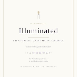 Könnte beinhalten: Ein Buchcover mit cremefarbenem Hintergrund und einem dünnen Rahmen. Der Text lautet: The Moonlit Self, Illuminated, The Complete Candle Magic Handbook, Ancient wisdom, gently made modern, For the modern practitioner - to tend the divine spark within, Two Thousand & Twenty-Six - First Edition. Ein Kerzensymbol und eine Reihe von Mondphasen-Kreisen sind mittig platziert.