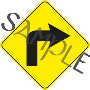 Può includere: Un segnale stradale giallo a forma di rombo con una freccia nera ad angolo retto rivolta verso destra. La parola SAMPLE è stampata in grandi lettere grigie semitrasparenti in diagonale al centro del segnale, sovrapponendosi alla grafica.