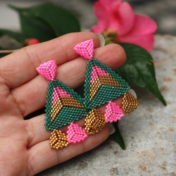 Boucles d'oreilles chandelier faites main avec perles vert émeraude, rose vif et or.