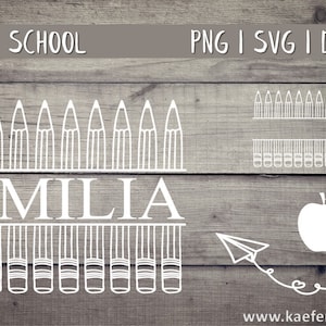 Puede incluir: Diseño gráfico escolar blanco sobre fondo de vetas de madera. El diseño incluye la palabra "SCHOOL", el nombre "EMILIA", lápices, una manzana y un avión de papel. Disponible en formatos PNG, SVG y DXF.