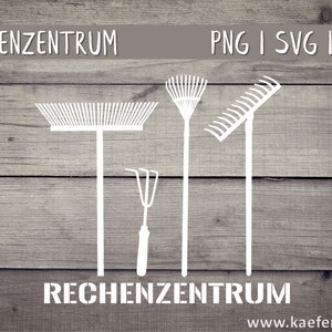 Könnte beinhalten: Eine weiße Silhouette von vier Gartenwerkzeugen auf einem Holzgrund. Die Werkzeuge umfassen eine Harke, eine Laubharke, eine Handharke und einen Handkultivator. Der Text "RECHENZENTRUM" befindet sich oben und unten im Bild. Der Text "PNG | SVG | DXF" befindet sich oben rechts im Bild. Der Text "www.kaeferlicht.at" befindet sich unten rechts im Bild.