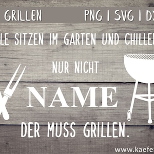 May include: A white graphic design on a wood background with the text "GRILLEN", "ALLE SITZEN IM GARTEN UND CHILLEN", "NUR NICHT", "NAME", "DER MUSS GRILLEN", and "www.kaeferlicht.at". The graphic also includes a spatula and a grill.