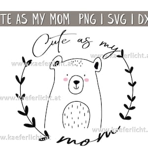 Op de afbeelding: Zwart-witte illustratie van een schattige beer met de tekst "Cute as my mom" in een handschriftlijk lettertype. De beer wordt omringd door een krans van bladeren.
