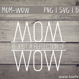 Op de afbeelding: Witte tekst op een houten achtergrond luidt "MOM IS JUST A REFLECTION OF WOW". Het woord "MOM" is in een driehoekige vorm en het woord "WOW" is in een driehoekige vorm met de onderkant van de driehoek afgesneden.