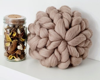 Almohada de lana merino 100 % tejida a mano: almohada de hilo grueso acogedora y elegante en color visón