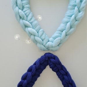 Puede incluir: Dos coronas tejidas en forma de coraz&oacute;n, una azul claro y otra azul oscuro.