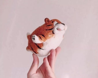 Tigre volador de fieltro con aguja, arte de fibra, animal de fieltro, jungla de fieltro, regalo para amantes del tigre, decoración de habitación infantil de fieltro, tigre de lana de fieltro