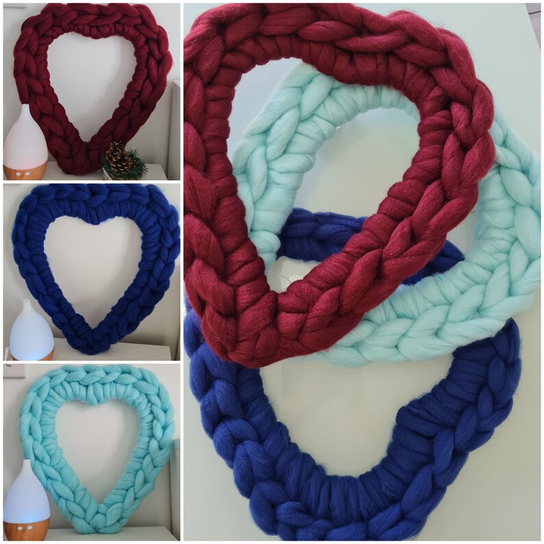 Puede incluir: Tres coronas tejidas en forma de coraz&oacute;n en rojo, azul y azul claro. Las coronas est&aacute;n hechas de hilo grueso y est&aacute;n apiladas.