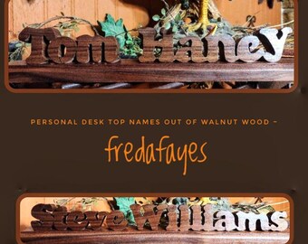 Nombres de escritorio personalizados, hechos de nogal de Missouri o roble. Sobre una base a juego. Solo nombre y apellido. (Se utilizan plantillas más pequeñas).