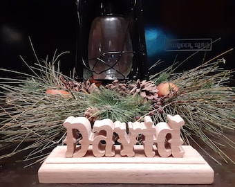 Nombres de madera con letras estilo "Drunkin' Cowboy" y base. Puedes pedir cualquier madera: roble, nogal, pino blanco o cedro occidental.