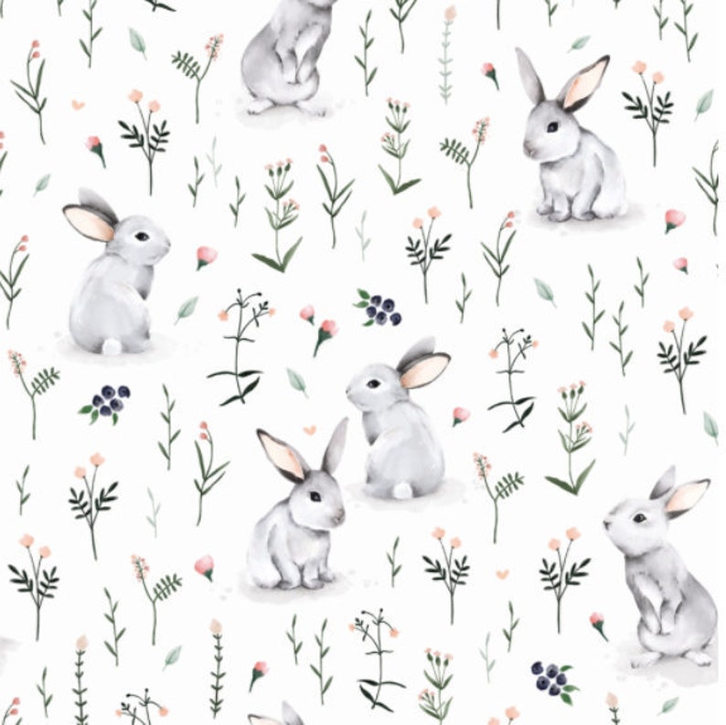Peut inclure: Un motif r&eacute;p&eacute;titif sur fond blanc pr&eacute;sentant des illustrations &agrave; l'aquarelle de lapins gris clair dans diverses positions, entrem&ecirc;l&eacute;s de tiges vertes d&eacute;licates, de fines feuilles, de petits boutons de fleurs roses et de grappes de baies bleu fonc&eacute;.
