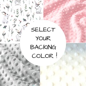 Peut inclure: Un guide de s&eacute;lection de tissu pr&eacute;sentant un motif de lapin et de fleurs &agrave; l'aquarelle sur fond blanc, accompagn&eacute; de trois &eacute;chantillons de tissu minky &agrave; pois en rose clair, gris clair et blanc, avec le texte SELECT YOUR BACKING COLOR !