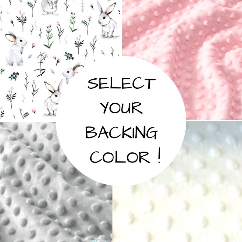 Peut inclure: Un guide de s&eacute;lection de tissu pr&eacute;sentant un motif de lapin et de fleurs &agrave; l'aquarelle sur fond blanc, accompagn&eacute; de trois &eacute;chantillons de tissu minky &agrave; pois en rose clair, gris clair et blanc, avec le texte SELECT YOUR BACKING COLOR !
