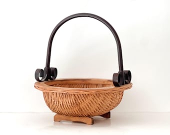 Vintage Wicker Basket with Metal Handle – Rustic Farmhouse Table Decor (10.5" Diameter)