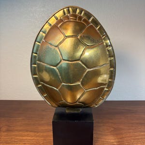 Abajur de mesa vintage de 1978 da Chapman Manufacturing em latão, com formato de casco de tartaruga, estilo Hollywood Regency.