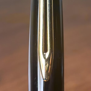 Pu&ograve; includere: Un cartello in legno fatto a mano con la scritta "Welcome to our home" in stile scritto a mano. Il cartello &egrave; dipinto di bianco con lettere nere e una finitura invecchiata, adatto per uso interno o esterno.