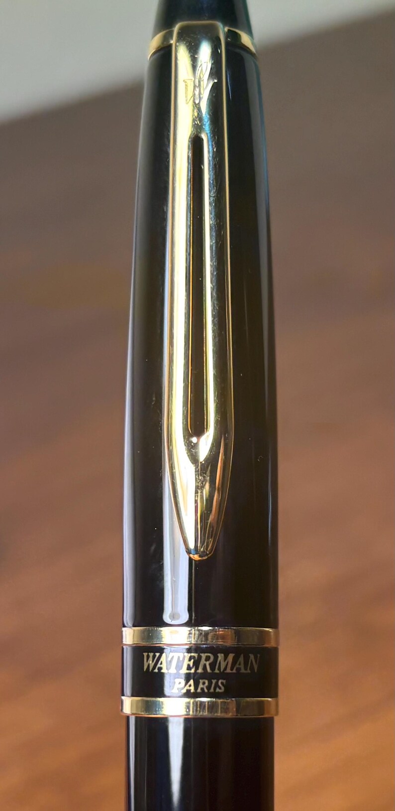 Pu&ograve; includere: Un cartello in legno fatto a mano con la scritta "Welcome to our home" in stile scritto a mano. Il cartello &egrave; dipinto di bianco con lettere nere e una finitura invecchiata, adatto per uso interno o esterno.