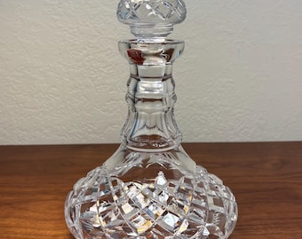 Decantador antiguo de cristal Waterford con cuello anular y tapón, firmado, cristal de plomo irlandés con sello fiscal federal.