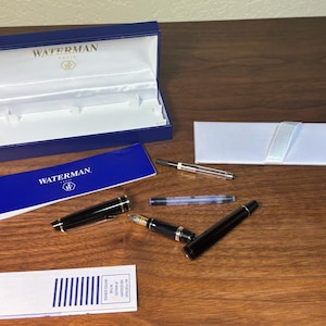 Pu&ograve; includere: Un'insegna rustica in legno con la scritta "Welcome to our porch" in lettere bianche. L'insegna presenta una finitura invecchiata e un design semplice e invitante, ideale per l'arredamento esterno.