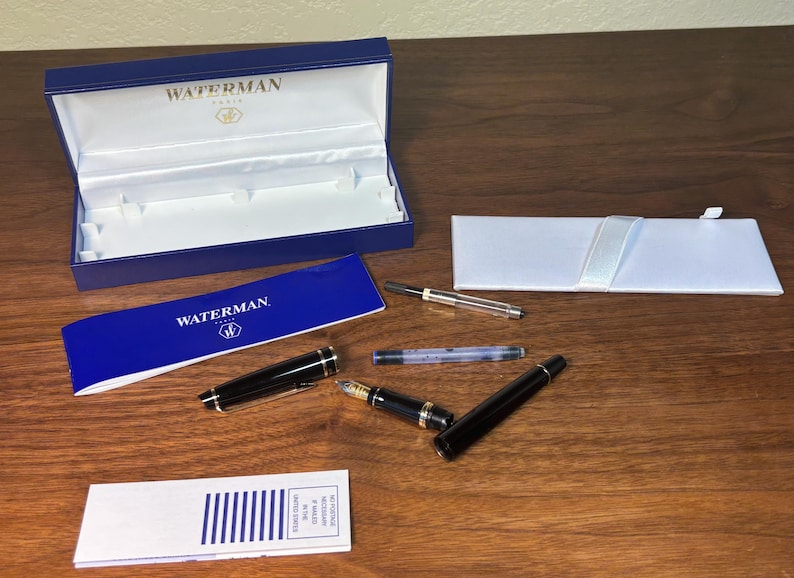 Pu&ograve; includere: Un'insegna rustica in legno con la scritta "Welcome to our porch" in lettere bianche. L'insegna presenta una finitura invecchiata e un design semplice e invitante, ideale per l'arredamento esterno.