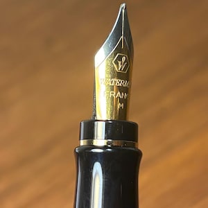 Set completo con penna stilografica Waterman Expert II, laccata nera e finiture dorate. immagine 3