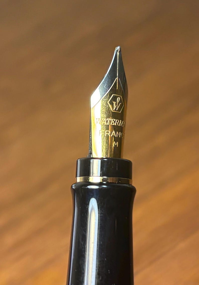 Set completo con penna stilografica Waterman Expert II, laccata nera e finiture dorate. immagine 3