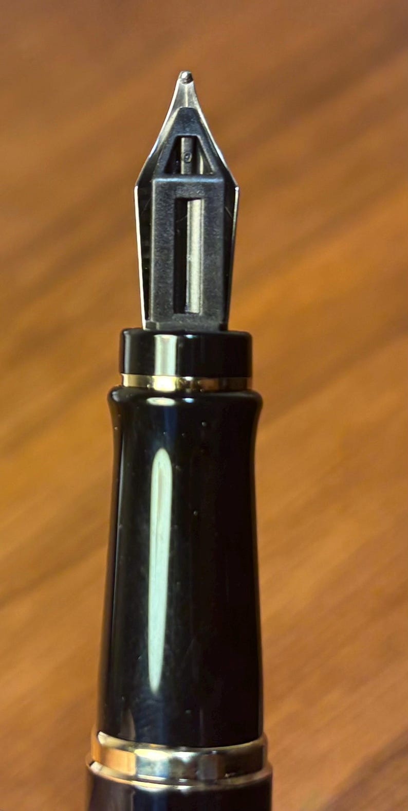 Pu&ograve; includere: Una tazza di ceramica bianca con manico nero e la scritta "But First, Coffee" in nero, in grassetto. La tazza &egrave; su una superficie bianca.