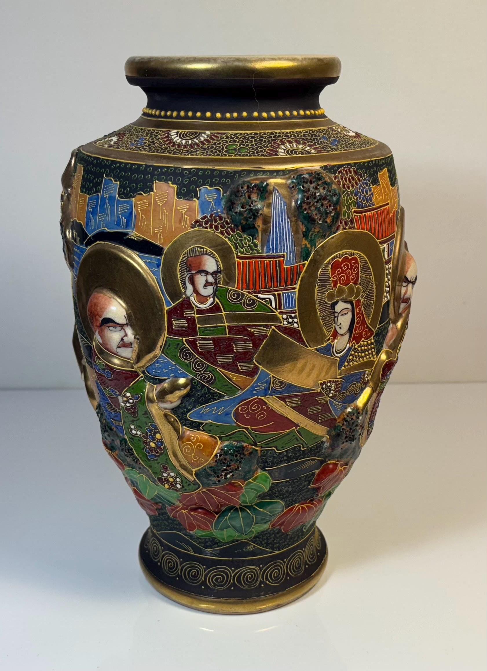 真山作 ヴィンテージ 薩摩盛上げ花瓶 高さ12インチ 羅漢と街並み