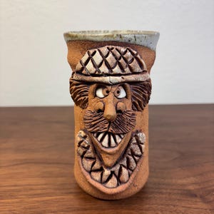 Tazza con faccia brutta firmata AP Andrew Van Der Putten, arte popolare, arte grottesca in argilla, ceramica vintage