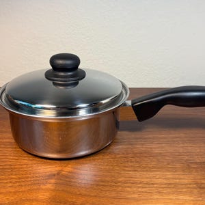 Cacerola Cutco de 2 cuartos con tapa, núcleo de aluminio de 5 capas y acero inoxidable, fabricada en EE. UU.