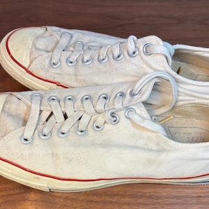 Trampki Converse Chuck Taylor Low Top z lat 60. XX wieku, rozmiar 8,5, z niebieskim paskiem i napisem All Star
