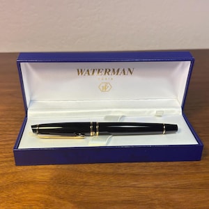 Pu&ograve; includere: Un set di tre tazze in ceramica con finitura opaca e macchiettata. Le tazze sono nei toni del crema, grigio chiaro e grigio scuro. Ogni tazza ha un design semplice e minimalista, ideale per caff&egrave; o t&egrave;.