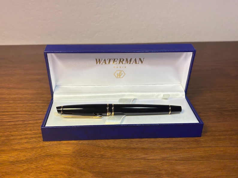 Pu&ograve; includere: Un set di tre tazze in ceramica con finitura opaca e macchiettata. Le tazze sono nei toni del crema, grigio chiaro e grigio scuro. Ogni tazza ha un design semplice e minimalista, ideale per caff&egrave; o t&egrave;.