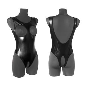 Puede incluir: Body negro brillante con un diseño de corte en la parte delantera y trasera. El body está en un maniquí.