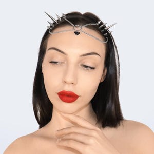 Diadema gótica de cuero, diadema con corona de púas, diadema con cuernos de metal, estilo alternativo, accesorio punk de cadena, diadema con púas de bruja