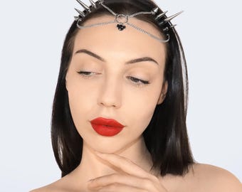 Diadema gótica de cuero con pinchos: cuernos de metal, cadena, accesorio punk