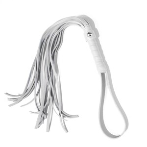 Op de afbeelding: Een witte leren zweep met een lange steel en een kwast aan het einde.