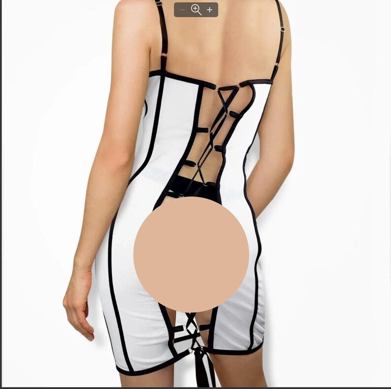 Pode incluir: Mini vestido branco com acabamento preto e al&ccedil;as finas. O vestido apresenta uma parte traseira estilo espartilho com atacadores pretos e um design recortado. O vestido &eacute; de estilo bodycon.