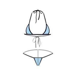 Pode incluir: Um biqu&iacute;ni azul claro com detalhes pretos. A parte de cima &eacute; de estilo triangular com um la&ccedil;o no pesco&ccedil;o e nas costas. A parte de baixo &eacute; de estilo fio dental com um la&ccedil;o nas laterais.