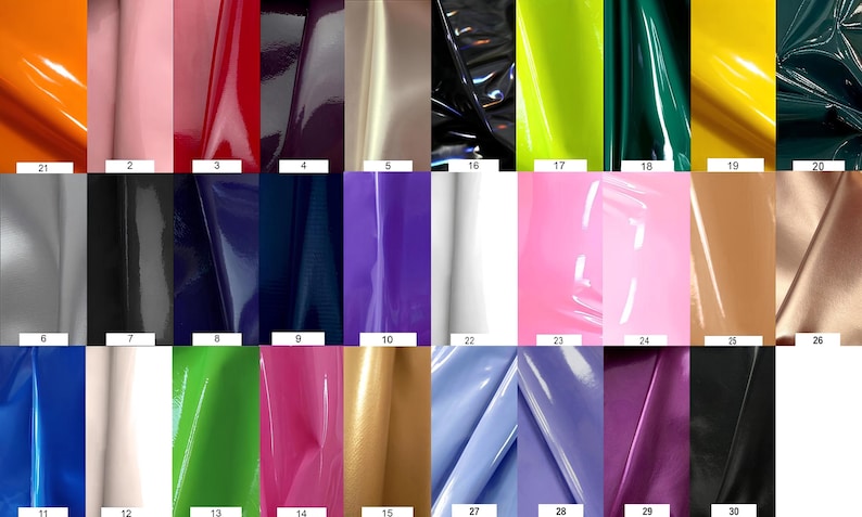 Op de afbeelding: Een verzameling glanzende vinyl stofstalen in verschillende kleuren, waaronder oranje, roze, rood, zwart, zilver, wit, groen, geel, blauw, paars en goud. Elke staal is genummerd.