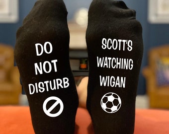 Cadeau personnalisé Wigan Funny Birthday, Christmas, Father’s Day Socks pour les fans de supporters de football - Ne dérangez pas en regardant Wigan