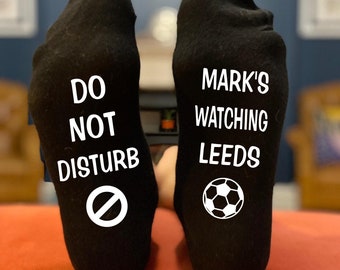 Personnalisé Leeds Funny Birthday, Noël, Fête des Pères Cadeau de chaussettes pour les fans de supporters de football - Ne dérangez pas en regardant Leeds