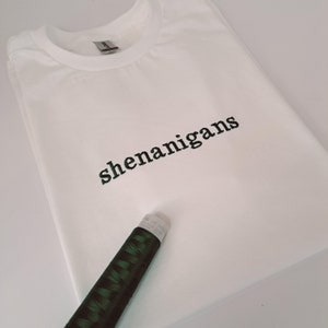 Besticktes T-Shirt mit Slogan - Personalisiertes Geschenk für Sie oder Ihn - Geburtstagsgeschenk - Geschenk für die beste Freundin - Besticktes T-Shirt