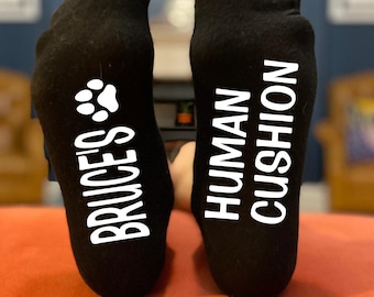 Anniversaire de chien personnalisé, Noël, cadeau de chaussettes de fête des pères pour le propriétaire de chien, amoureux des animaux - coussin humain pour le chien - personnalisé avec le nom.