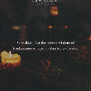 Peut inclure: Une bougie allumée illumine le texte "slow season APOTHECARY." L'image présente le texte "Slow down. Let the ancient wisdom of frankincense whisper its skin secrets to you."