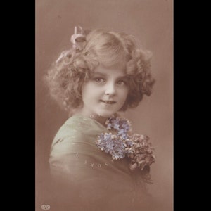 Vintage postcard ∙ Beautiful Edwardian girl