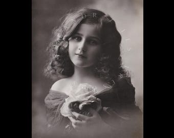 Cartolina d'epoca ∙ Ritratto di una graziosa bambina edoardiana