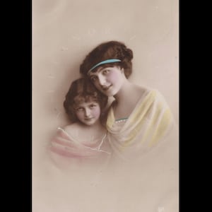 Vintage postcard ∙ Portrait of two young beauties
